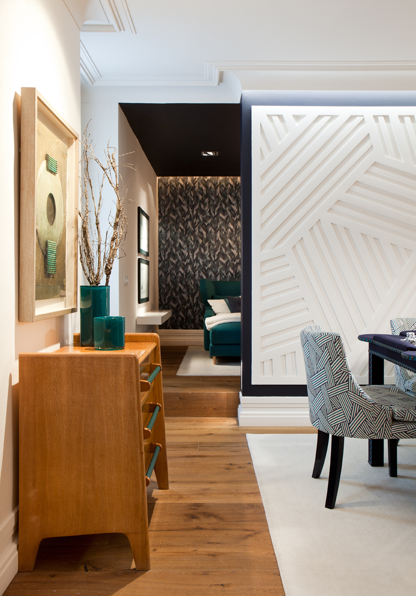 Salón con sala de televisión de Marisa Gallo en Casa Decor 2015