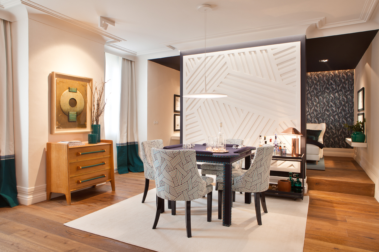Salón con sala de televisión de Marisa Gallo en Casa Decor 2015