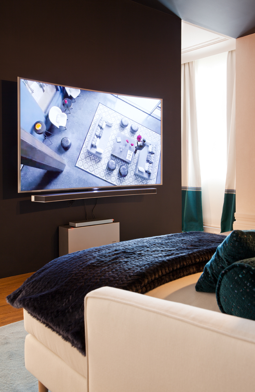 Salón con sala de televisión de Marisa Gallo en Casa Decor 2015
