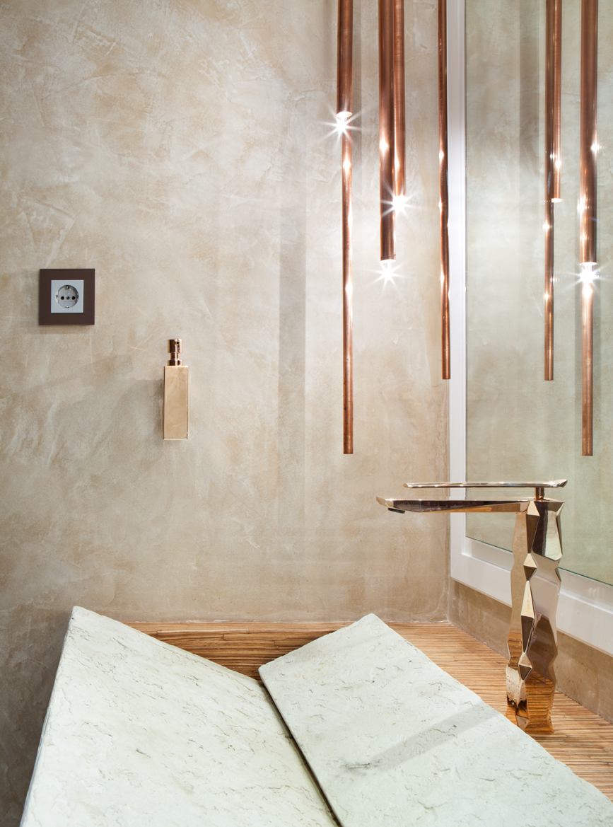 Baño público y despacho por Miguel Muñoz en Casa Decor 2015