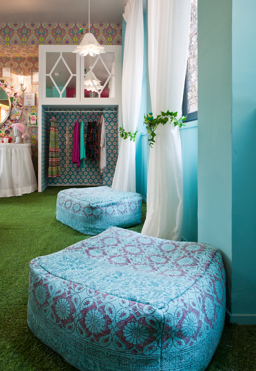 Vestidor con zona de tocador por Santayana Dream en Casa Decor 2015