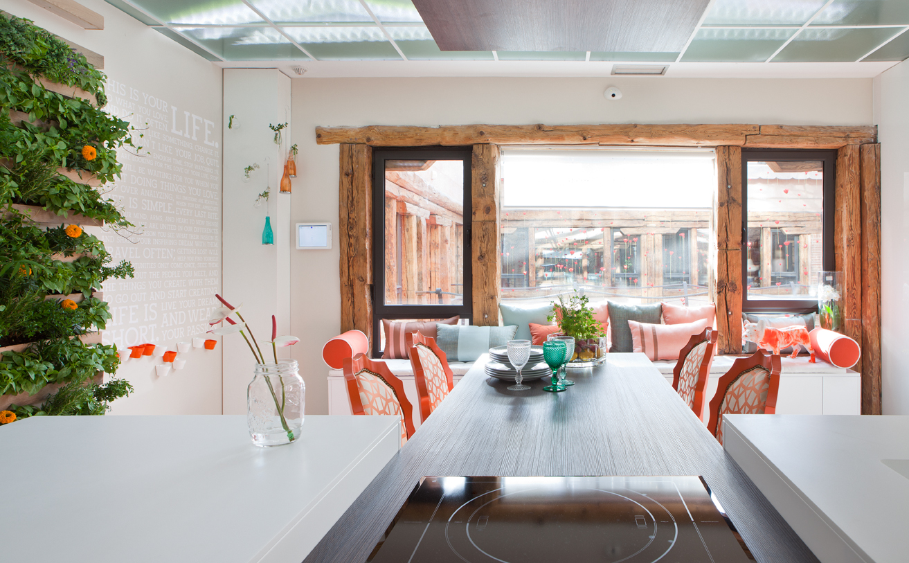 Cocina moderna y funcional por Virgina Albuja en Casa Decor 2015