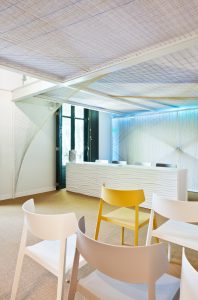Auditorio y Mural de Expositores realizado por ESNE en Casa Decor 2016