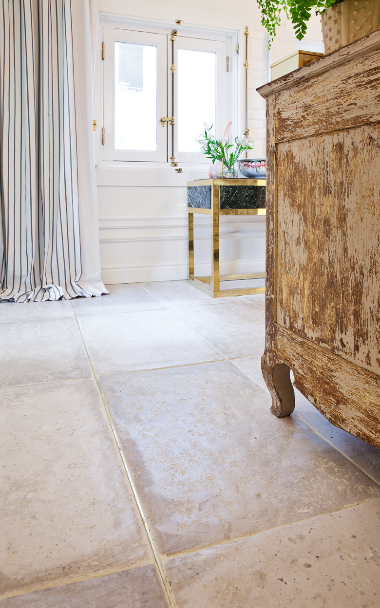 Suelo de piedra de la suite femenina de Beatriz Silveira en Casa Decor 2016