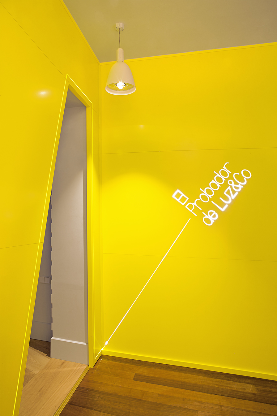 Probador realizado por Carlos Aires para la empresa de iluminación Luzco en Casa Decor 2016