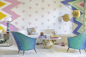 Vestidor en colores flúor y estética años 60 de Miriam Alía Mateo en Casa Decor 2016
