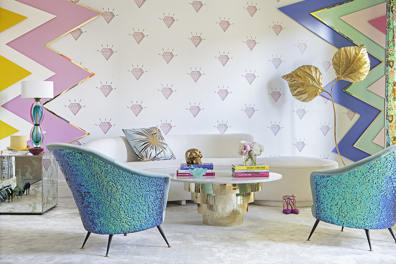 Vestidor en colores flúor y estética años 60 de Miriam Alía Mateo en Casa Decor 2016