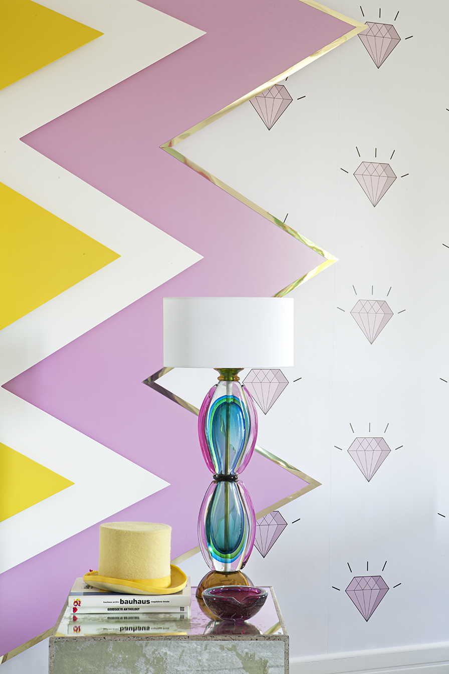 Vestidor en colores flúor y estética años 60 de Miriam Alía Mateo en Casa Decor 2016