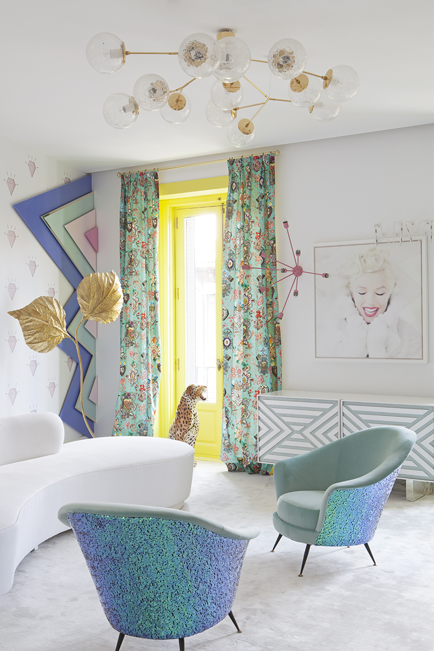Vestidor en colores flúor y estética años 60 de Miriam Alía Mateo en Casa Decor 2016