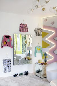 Vestidor en colores flúor y estética años 60 de Miriam Alía Mateo en Casa Decor 2016