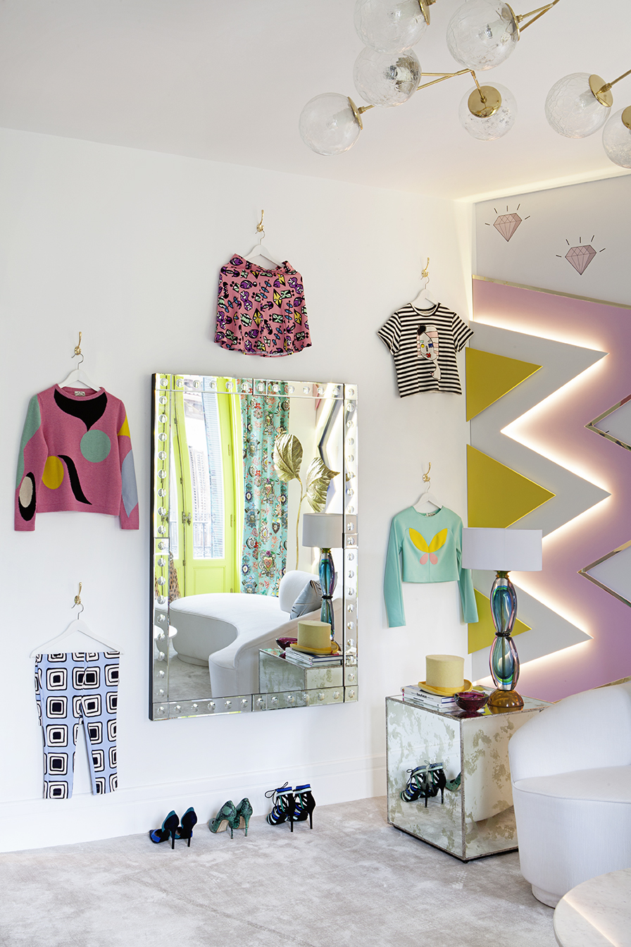 Vestidor en colores flúor y estética años 60 de Miriam Alía Mateo en Casa Decor 2016