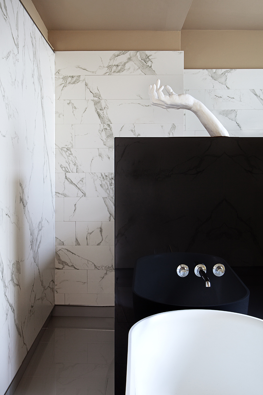 Cuarto de baño familiar, con zona de ducha exterior e interior, bañera, lavabos y sanitarios, de Opta Arquitectos en Casa Decor 2016