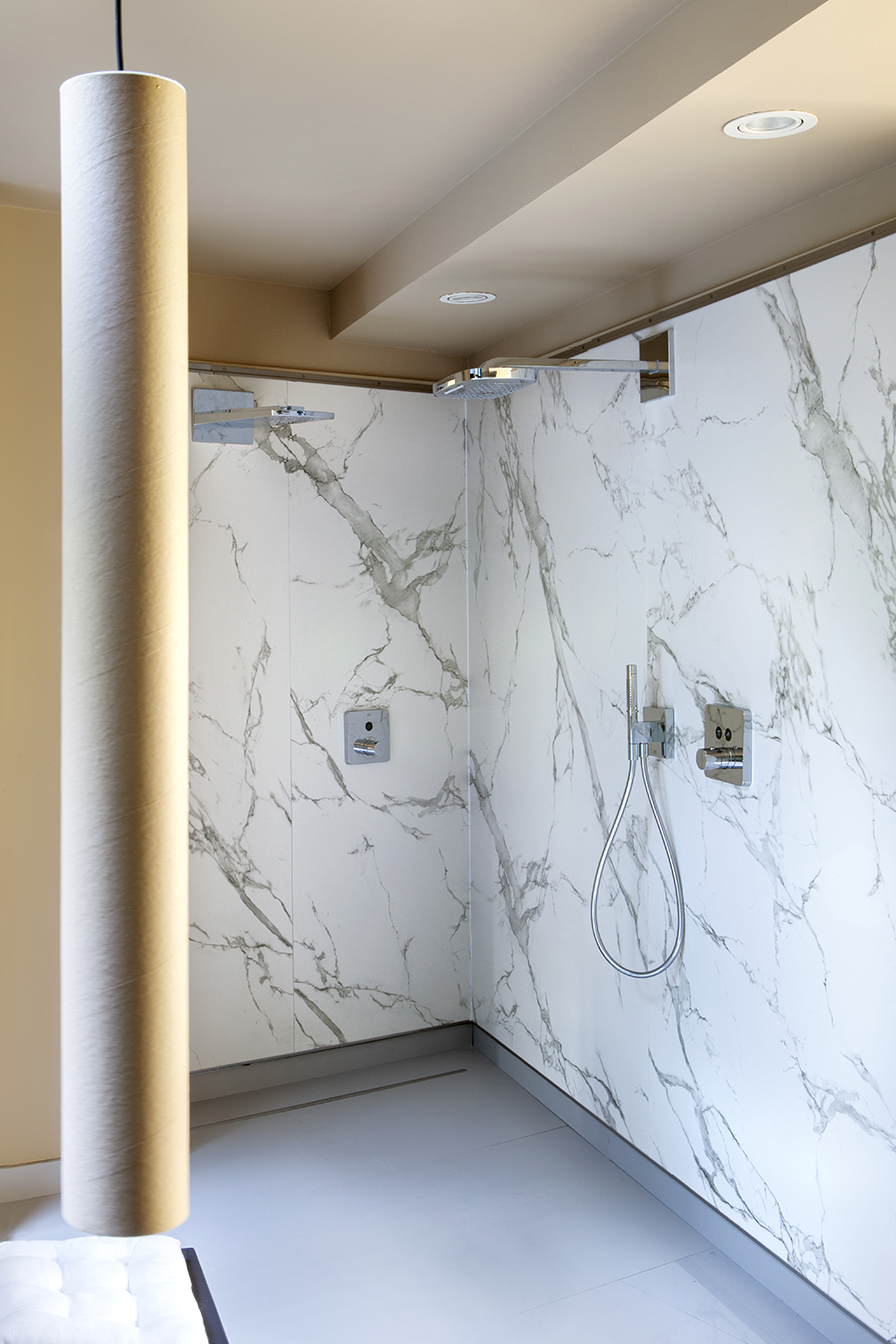 Cuarto de baño familiar, con zona de ducha exterior e interior, bañera, lavabos y sanitarios, de Opta Arquitectos en Casa Decor 2016