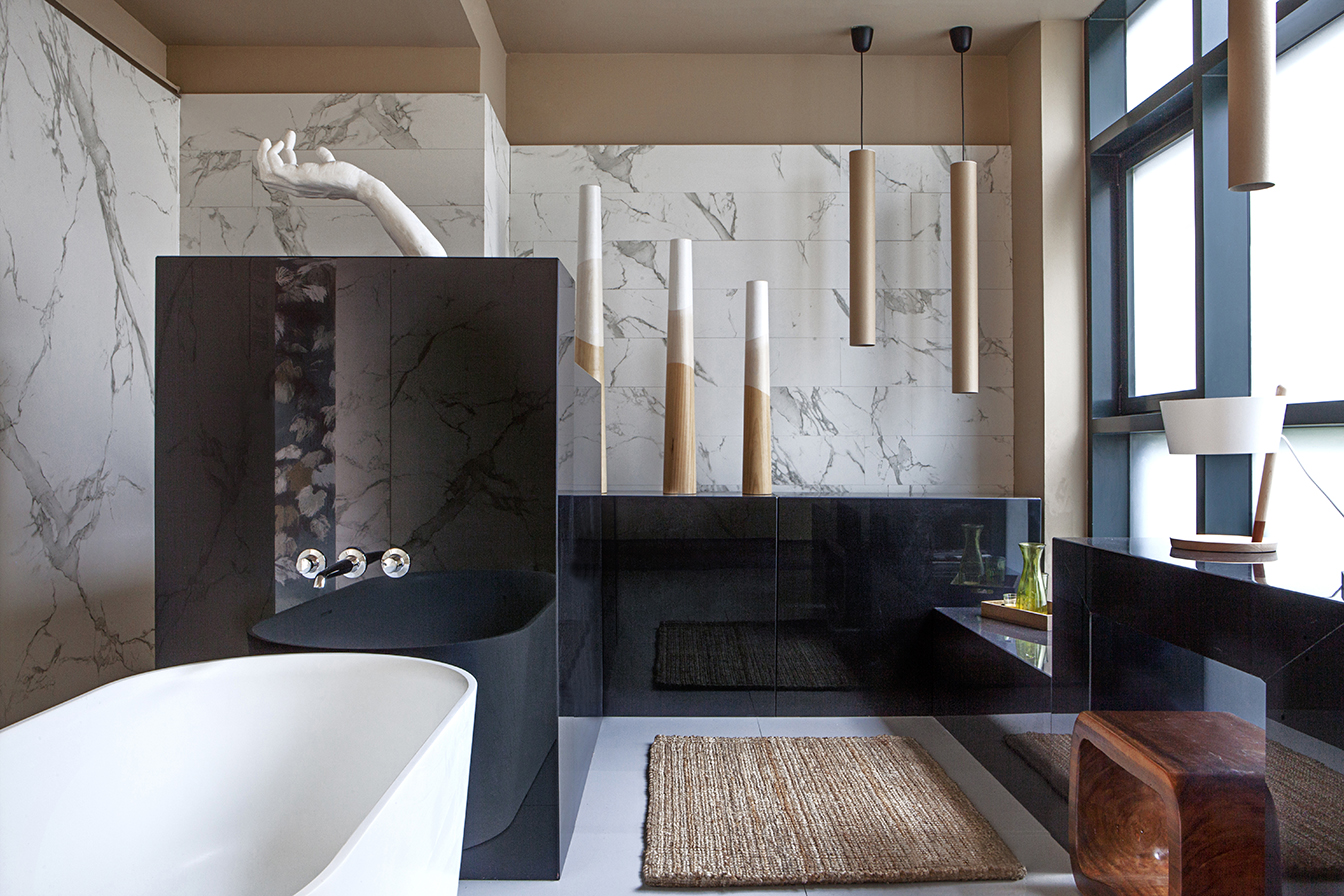 Cuarto de baño familiar, con zona de ducha exterior e interior, bañera, lavabos y sanitarios, de Opta Arquitectos en Casa Decor 2016