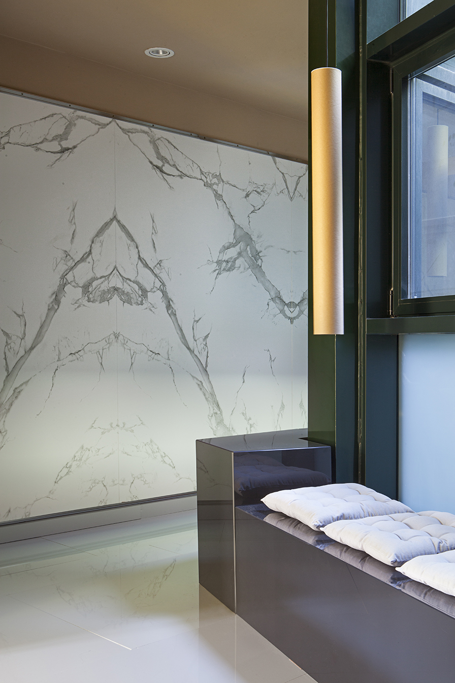 Cuarto de baño familiar, con zona de ducha exterior e interior, bañera, lavabos y sanitarios, de Opta Arquitectos en Casa Decor 2016