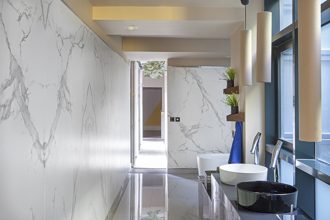Cuarto de baño familiar, con zona de ducha exterior e interior, bañera, lavabos y sanitarios, de Opta Arquitectos en Casa Decor 2016