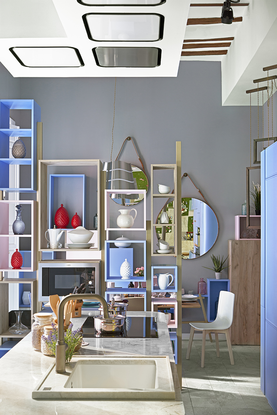 Cocina en rosa y azul de Steven Littlehales en Casa Decor 2016