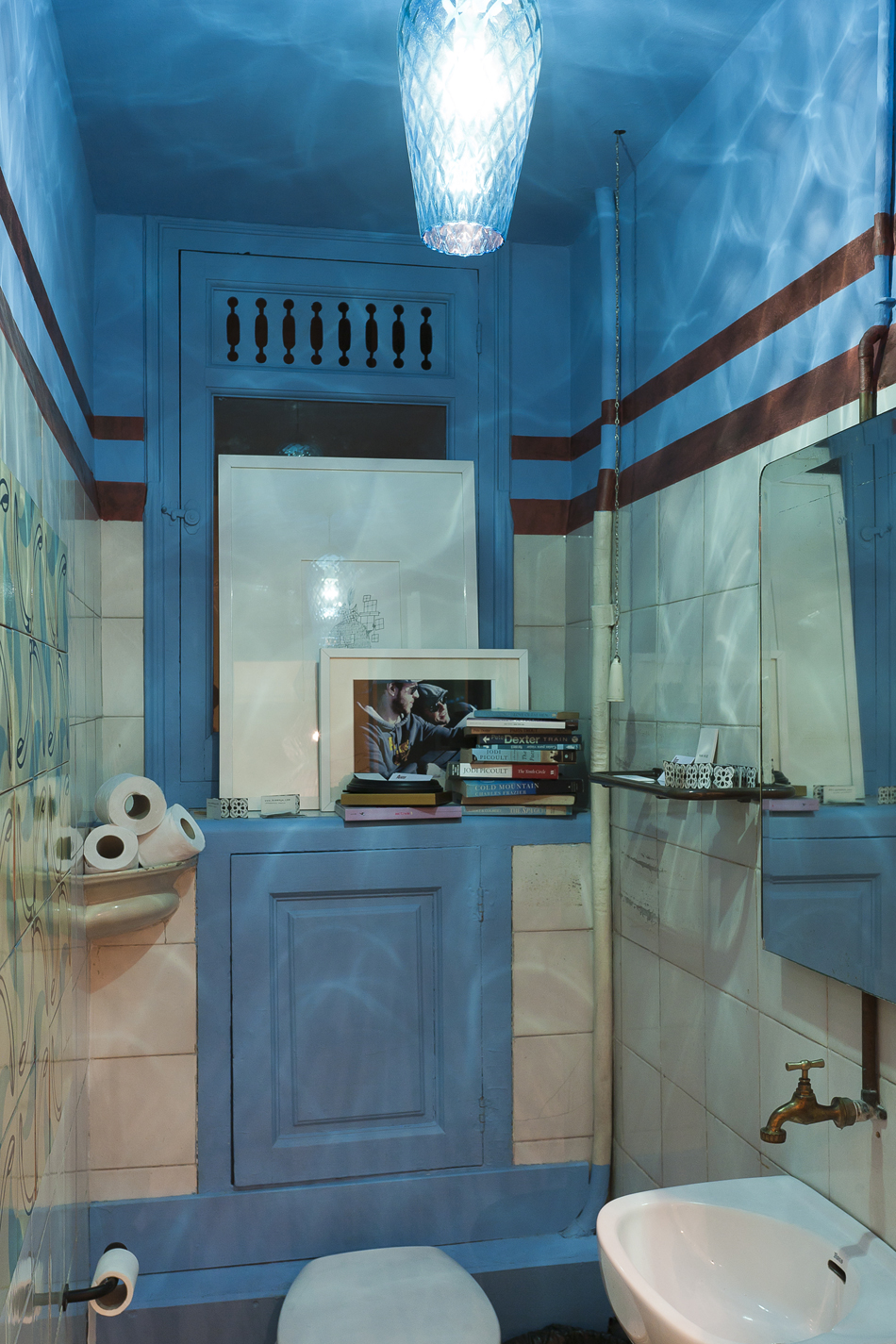 Miriam Almanzar y Jana San Juan, baños públicos, "New York 2 Barcelona", en Casa Decor Barcelona 2011