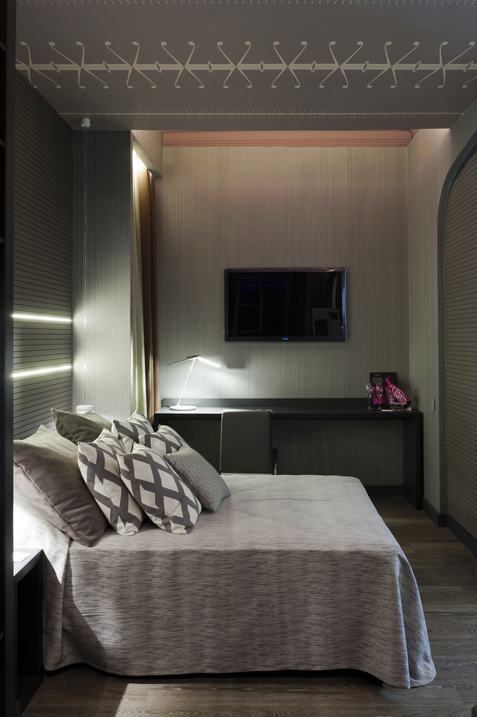 Marta Noguera y Santiago Asturgó, dormitorio, "La Bambola", en Casa Decor Barcelona 2011