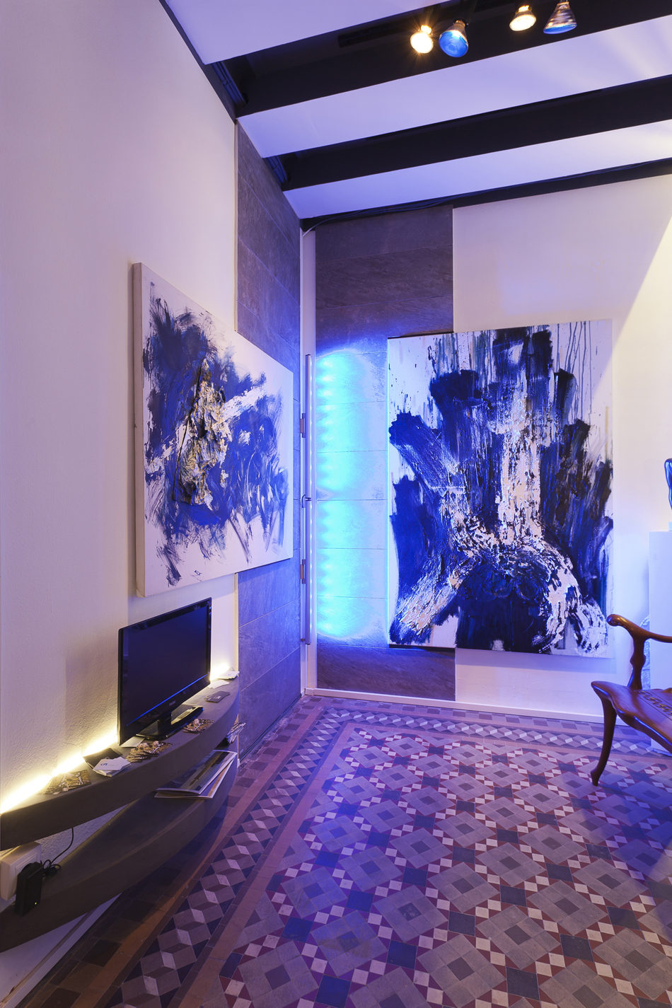Margarita Sáenz, Begoña Uriarte y Mariví González, pasillo, "Decorando con mucho arte", en Casa Decor Barcelona 2011