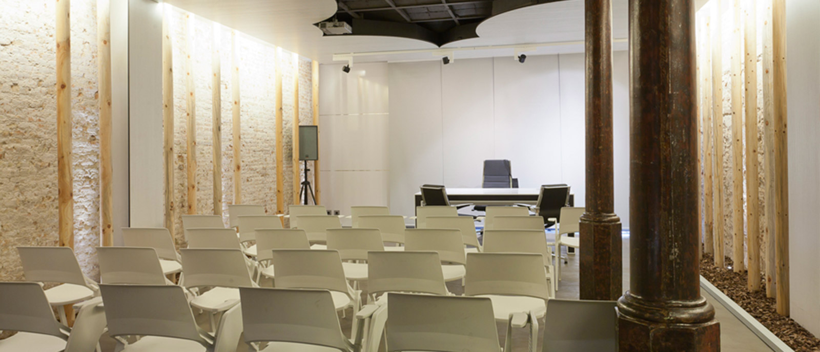 Auditorio y Sala de Expositores SOM2ESPAIS – “Al natural”
