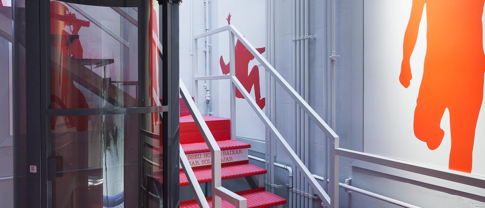 Señalética escaleras y ascensor DOMOESPAIS – «Up&Down Hall»