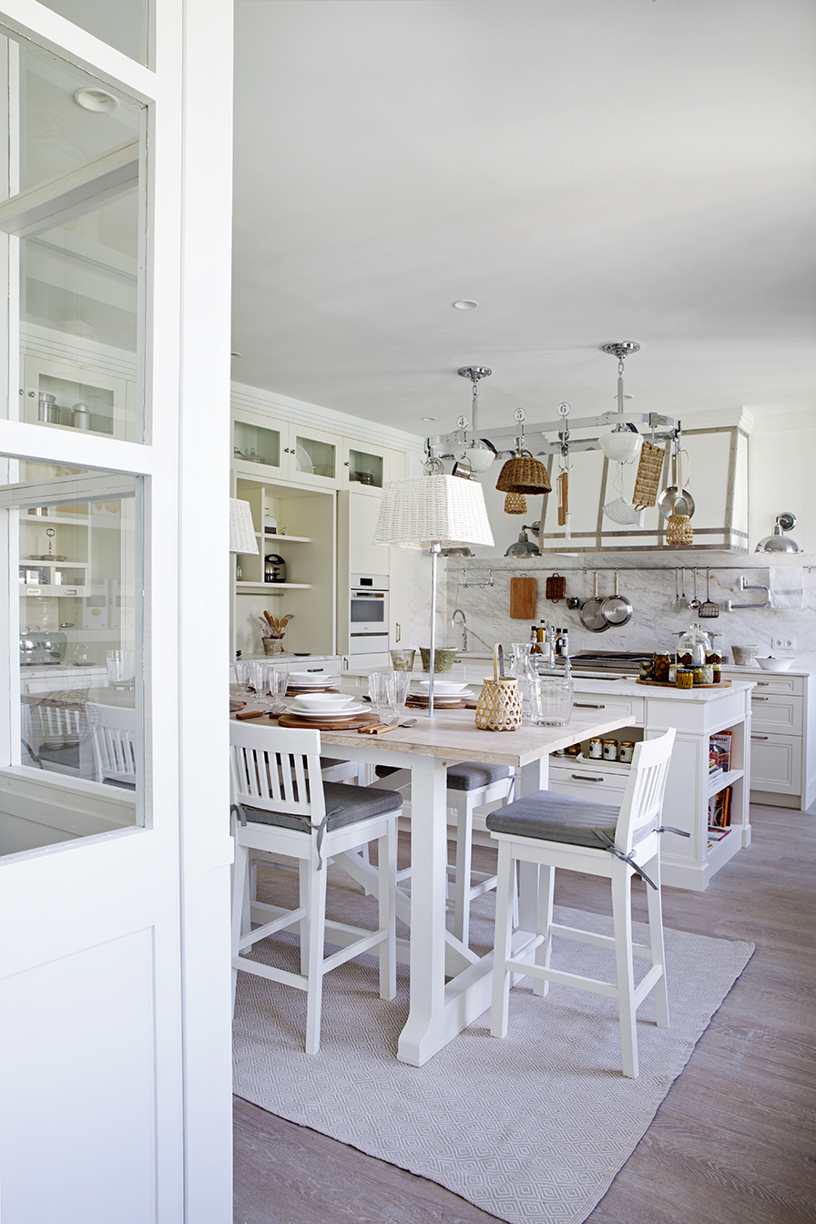 Cocina con zona de comedor y despensa, del equipo Deulonder en Casa Decor 2016