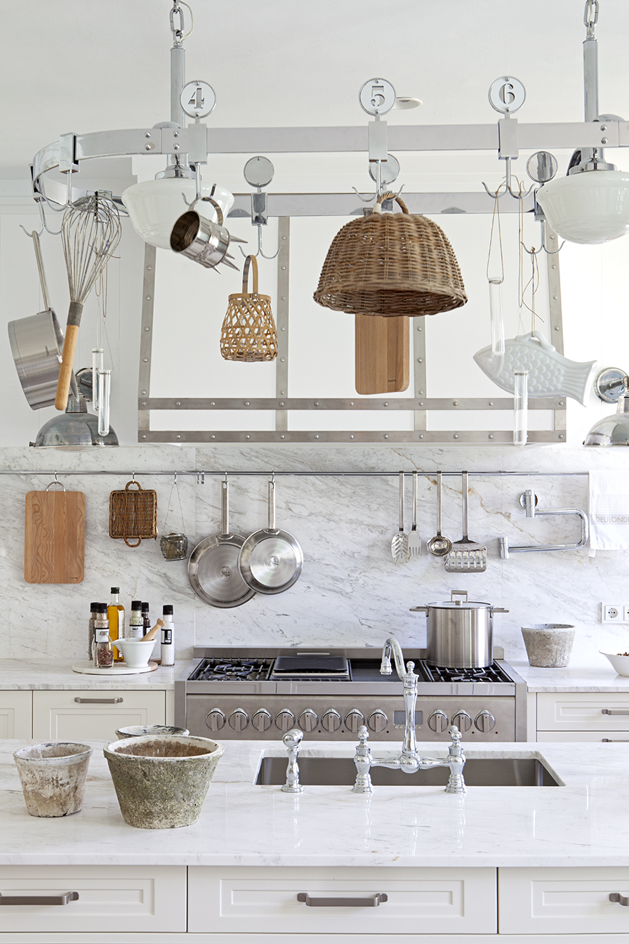 Cocina con zona de comedor y despensa, del equipo Deulonder en Casa Decor 2016