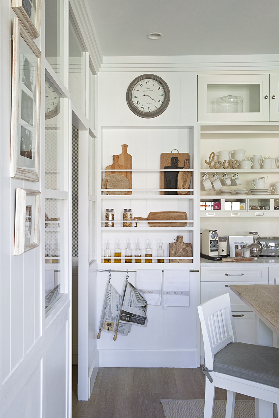 Cocina con zona de comedor y despensa, del equipo Deulonder en Casa Decor 2016