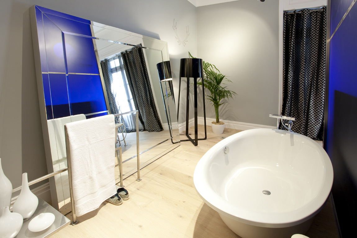 Dormitorio con baño y rincón de trabajo por Sergio García en Casa Decor 2010