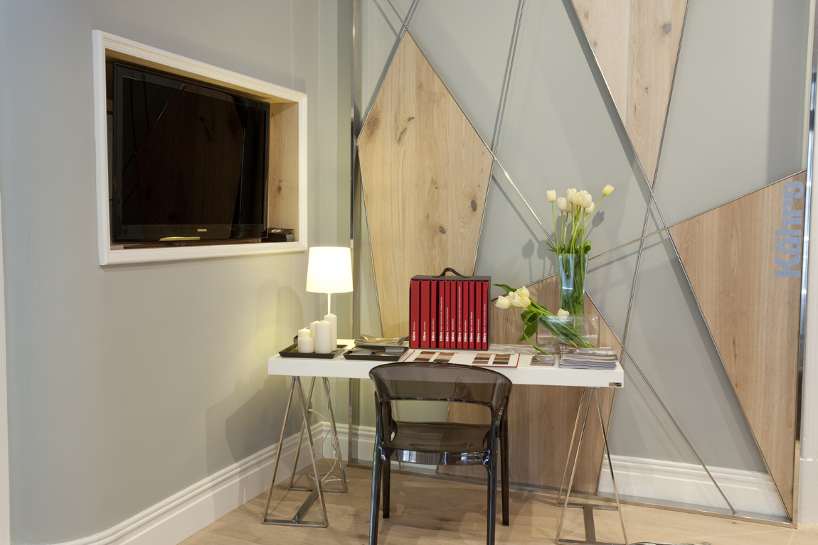 Dormitorio con baño y rincón de trabajo por Sergio García en Casa Decor 2010