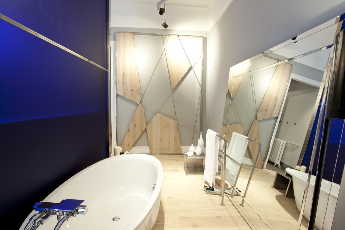 Dormitorio con baño y rincón de trabajo por Sergio García en Casa Decor 2010