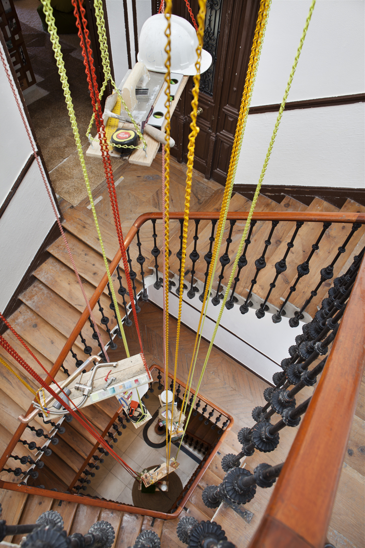 Mariqui Ortiz y Carrie van Hise, escalera Casa Decor "20 Años" en Casa Decor Madrid 2012