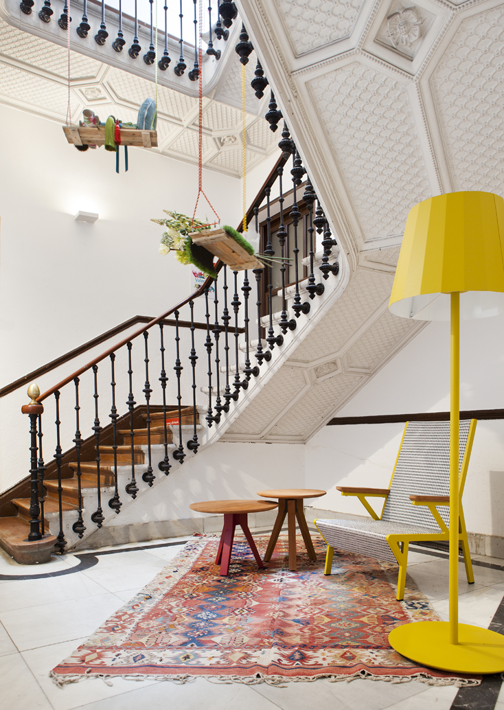 Mariqui Ortiz y Carrie van Hise, escalera Casa Decor "20 Años" en Casa Decor Madrid 2012
