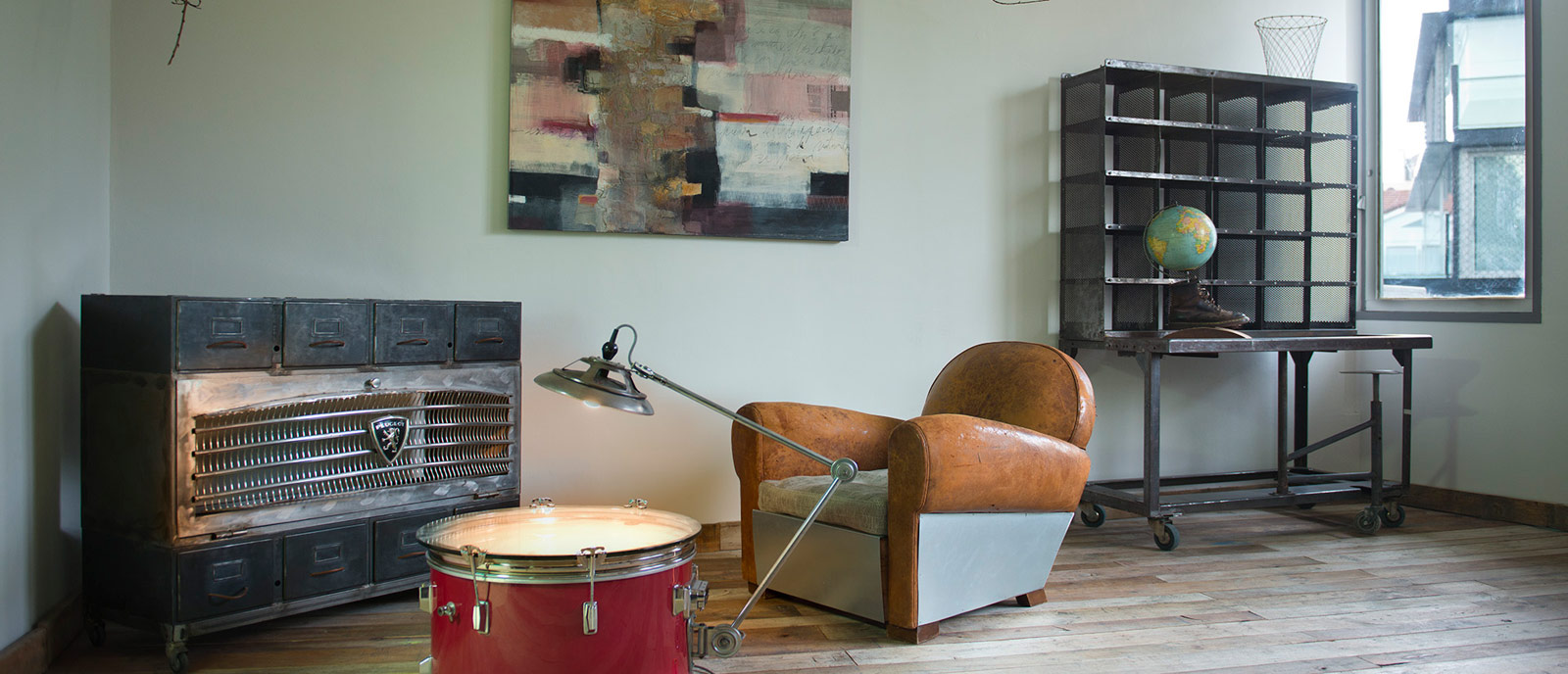 Salón vintage-industrial – «El archivo de Epicuro y el Café des Artistes»