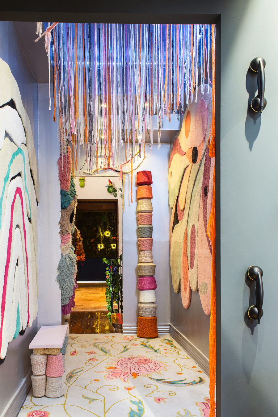 Pared creativa de Dafne Vijande para Alfombras Rahmati en Casa Decor 2017