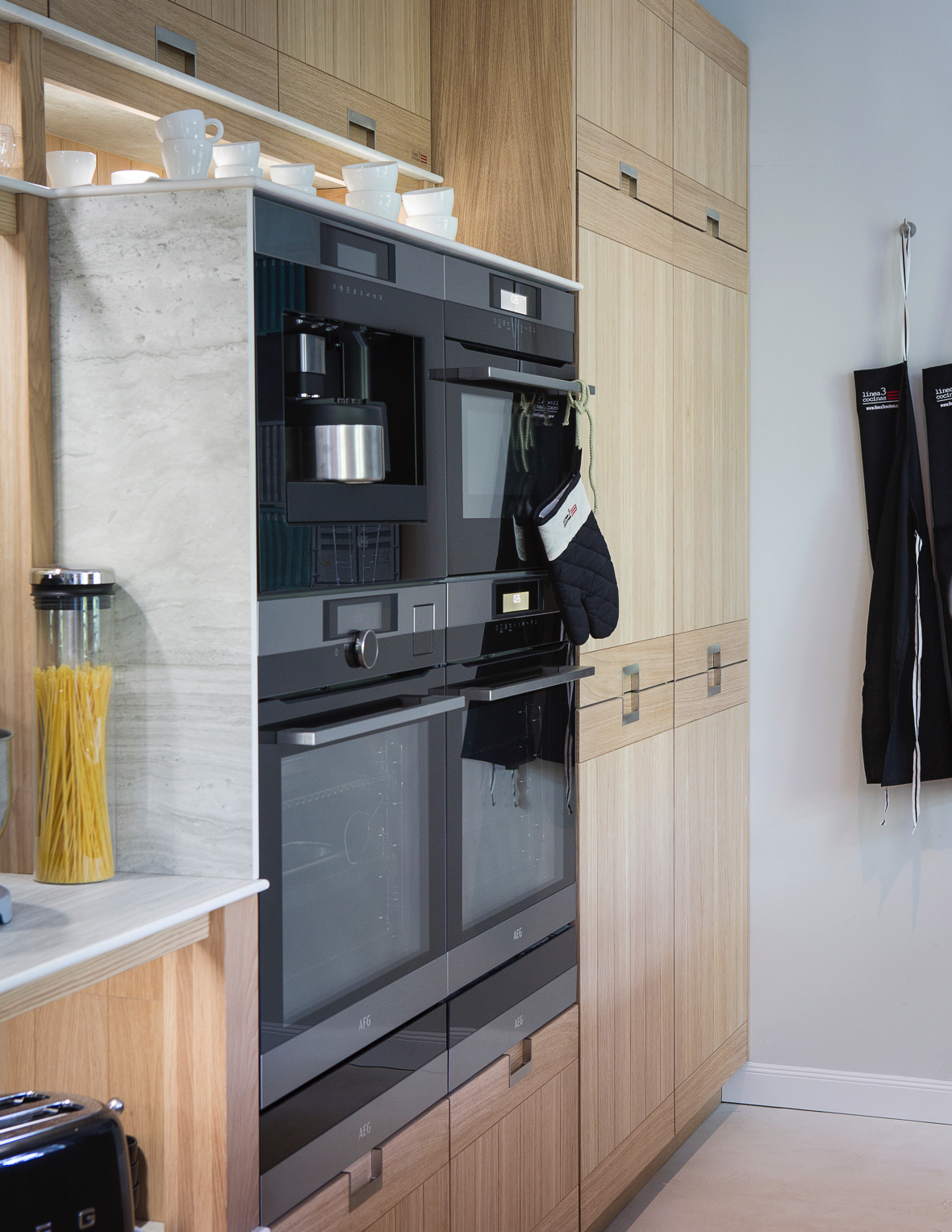 Cocina con comedor de Steven Littlehales en Casa Decor 2017