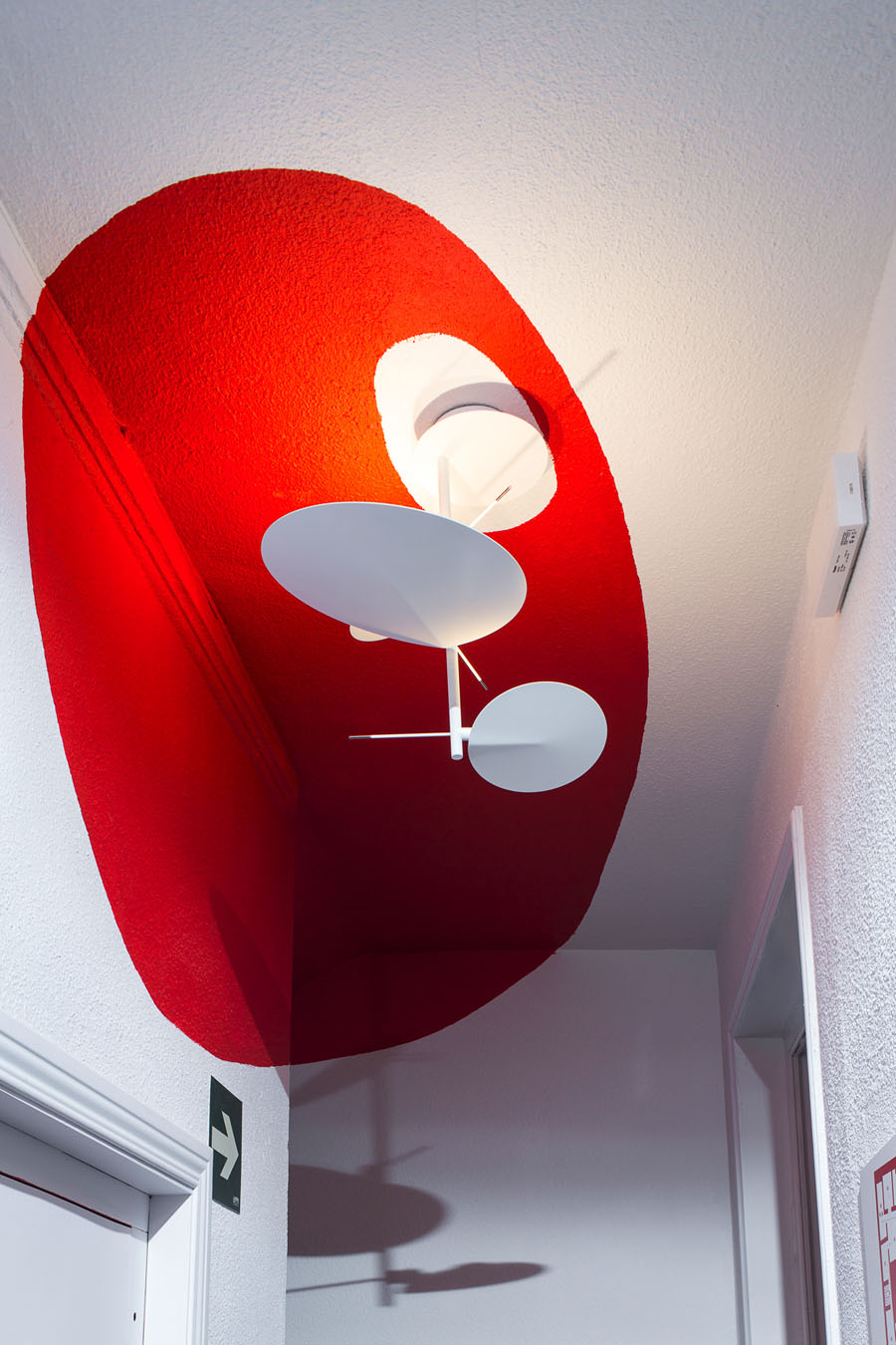 Escalera y ascensor "Ilusiones" de ESNE en Casa Decor 2017