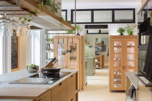Cocina con comedor de Steven Littlehales en Casa Decor 2017