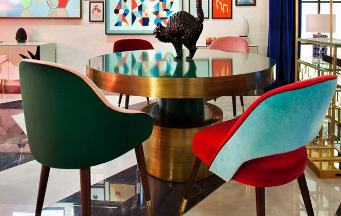 mobiliario de formas redondeadas y tapizados a todo color en Casa Decor 2017