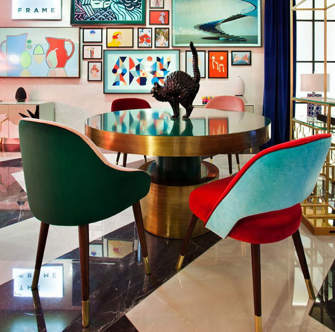 mobiliario de formas redondeadas y tapizados a todo color en Casa Decor 2017