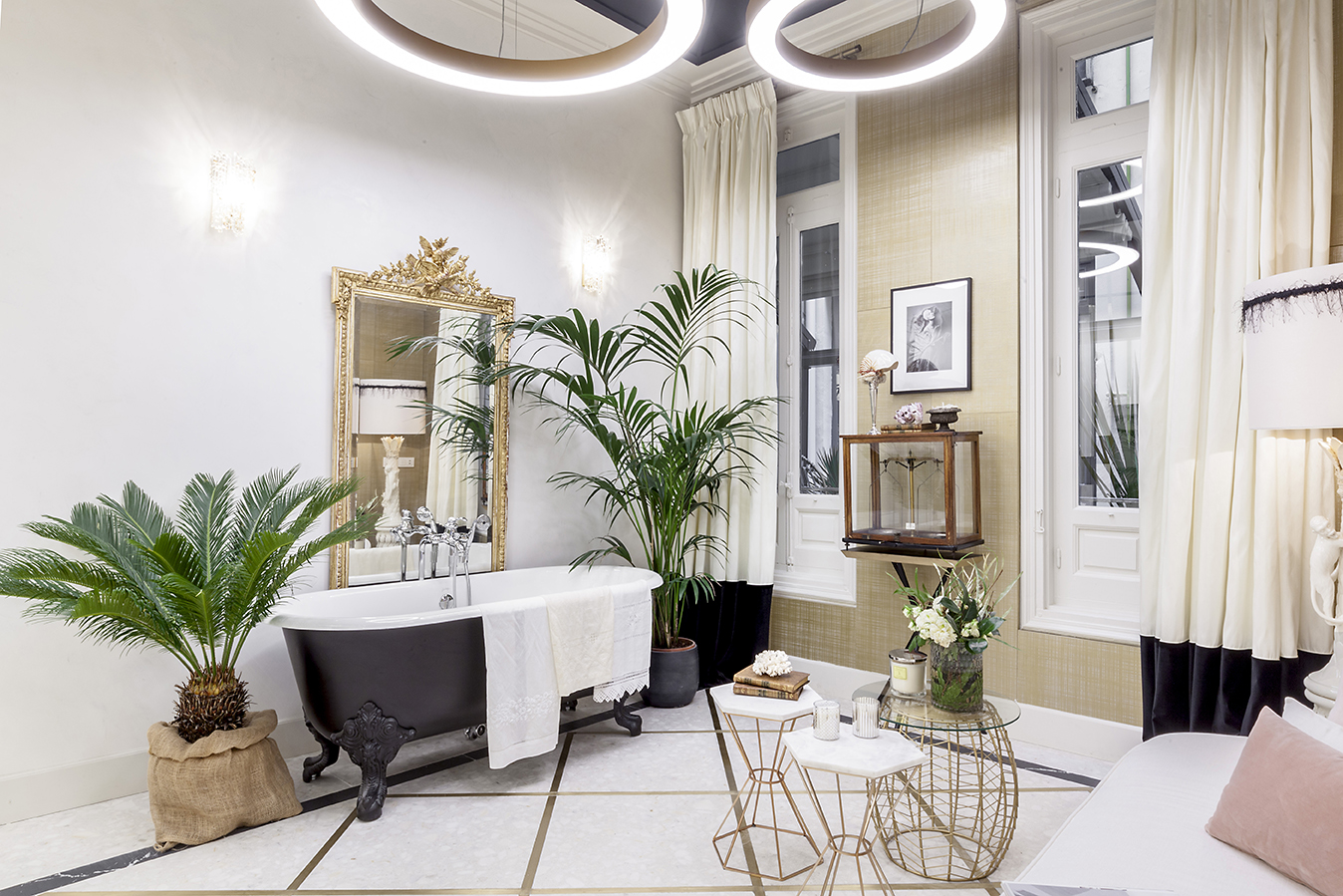 Baños Públicos “Un jersey negro y diez hileras de perlas”