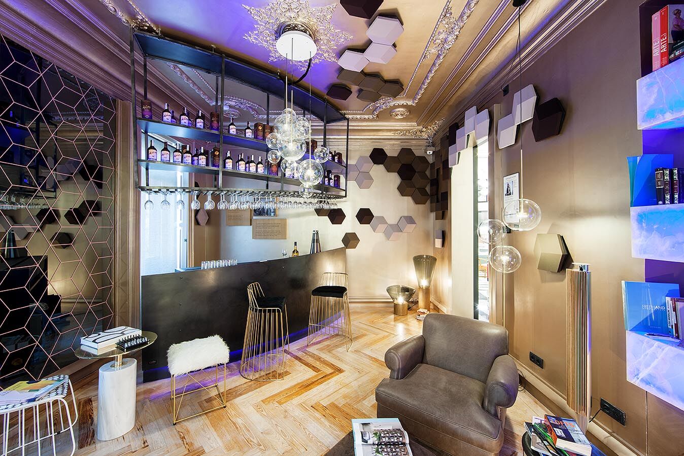 Sala de juegos con Barra «Shape» – Espacio Bang & Olufsen
