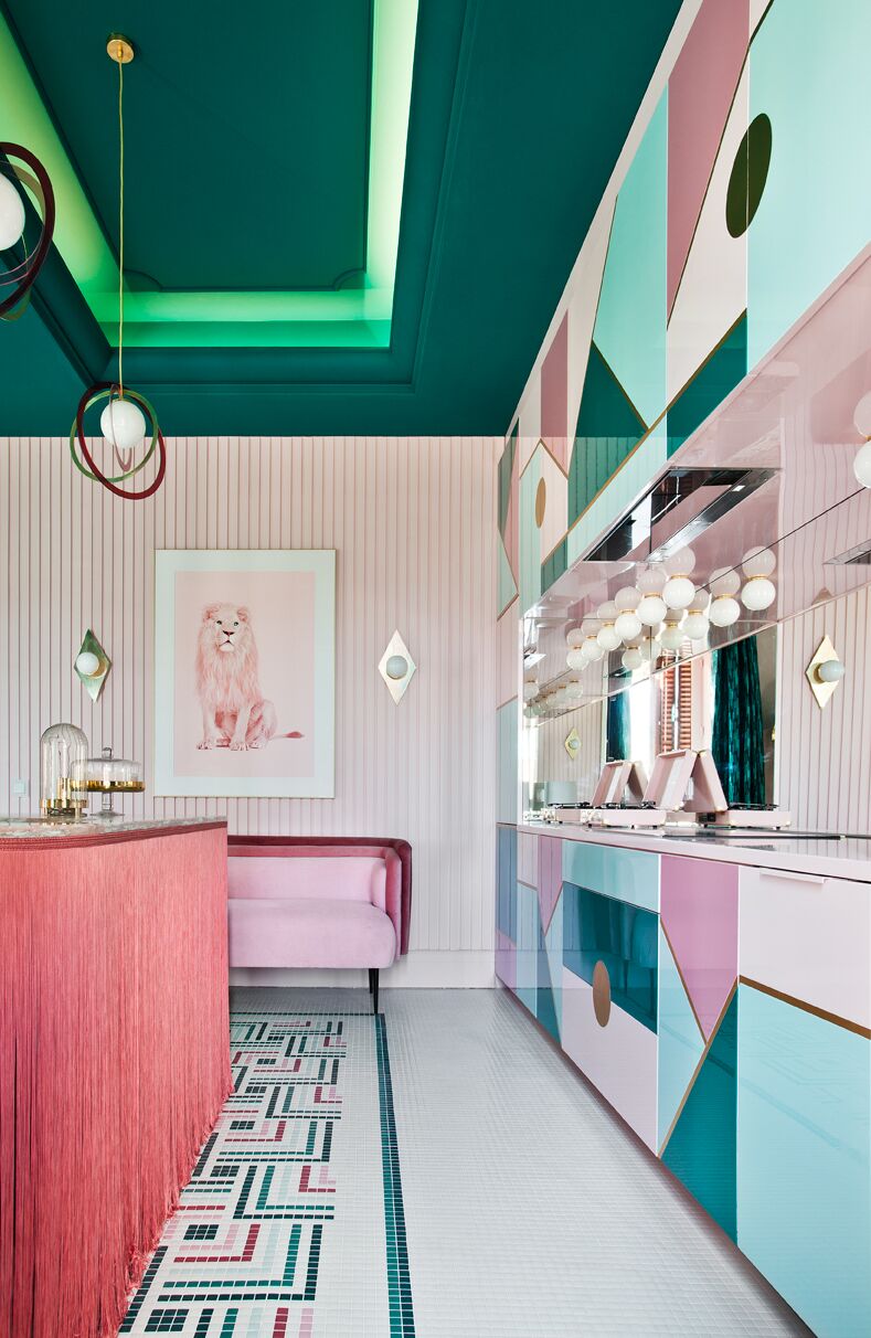 Cocina con comedor diseñada por Patricia Bustos de la Torre en Casa Decor 2018