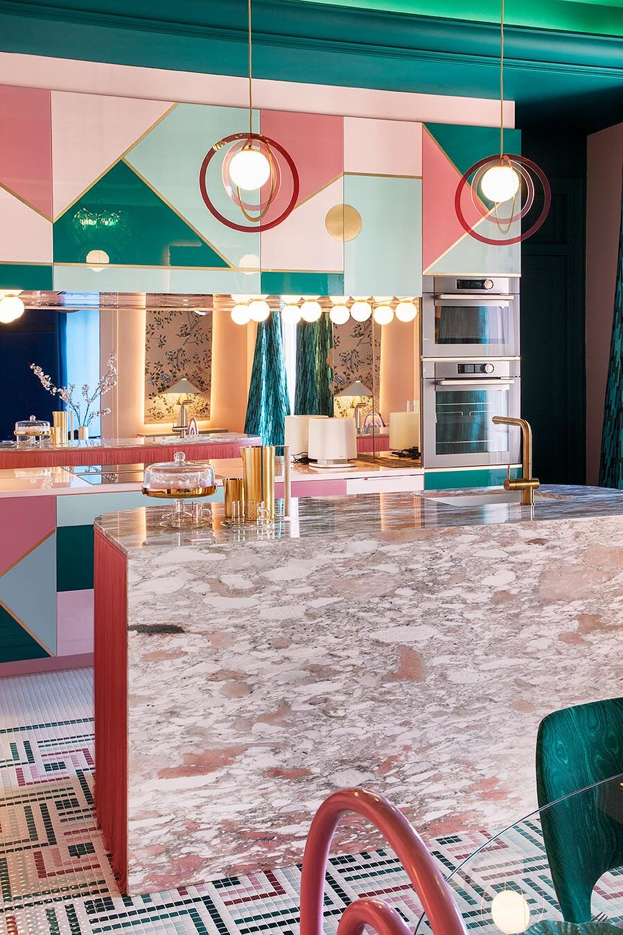 Cocina con comedor diseñada por Patricia Bustos de la Torre en Casa Decor 2018