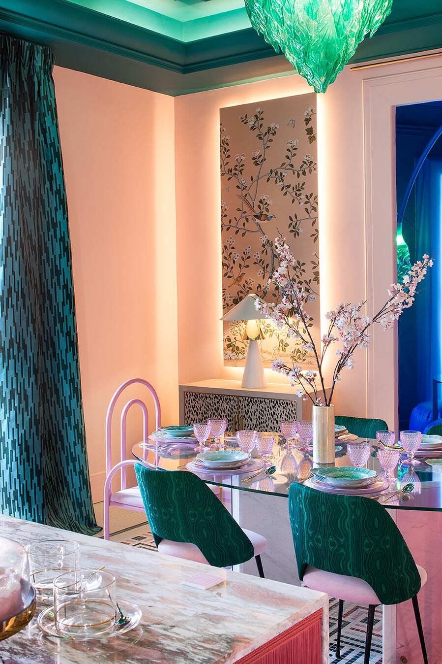 Cocina con comedor diseñada por Patricia Bustos de la Torre en Casa Decor 2018