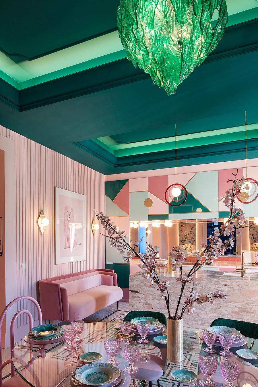 Cocina con comedor diseñada por Patricia Bustos de la Torre en Casa Decor 2018