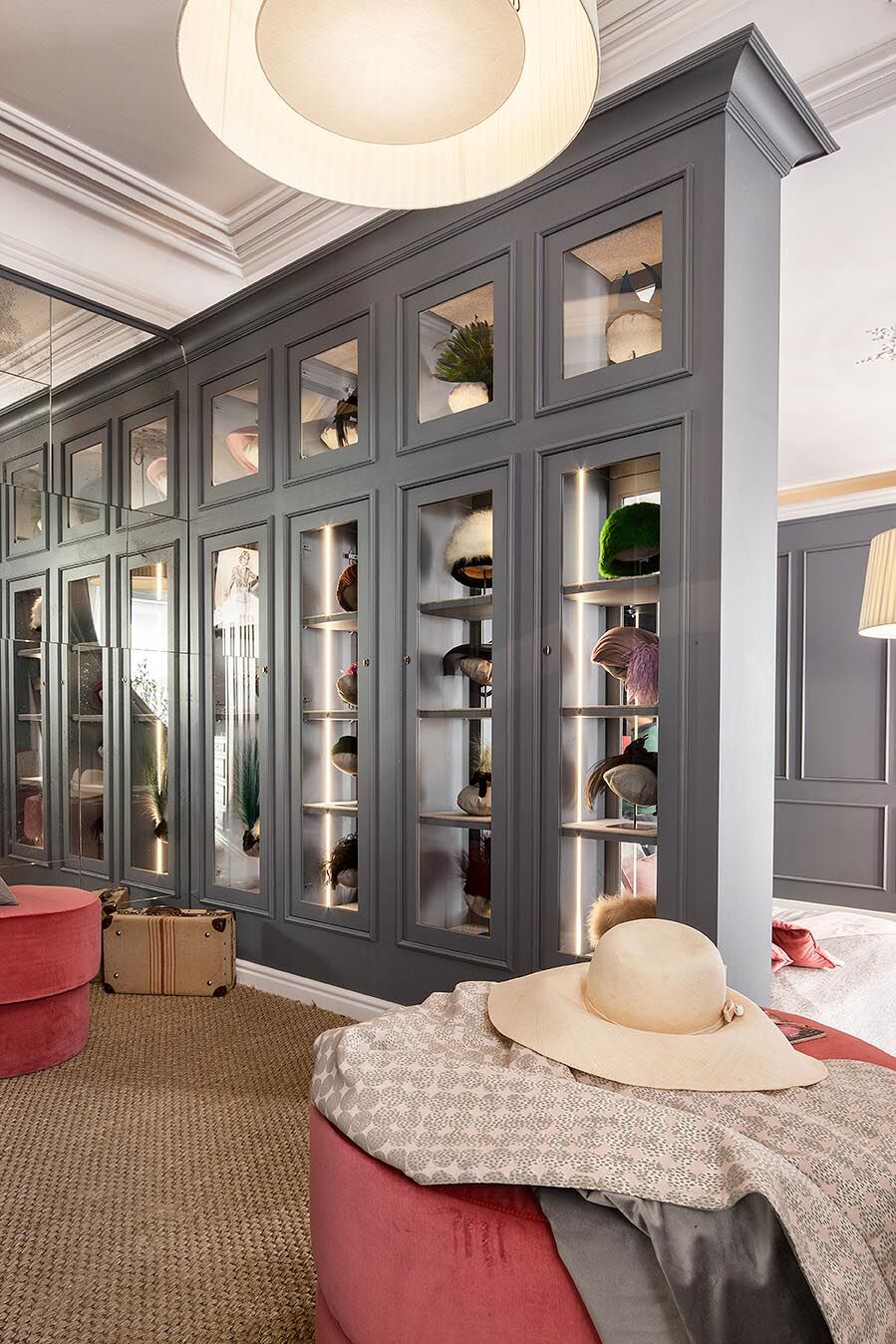 Dormitorio con vestidor de Asun Antó en Casa Decor 2018