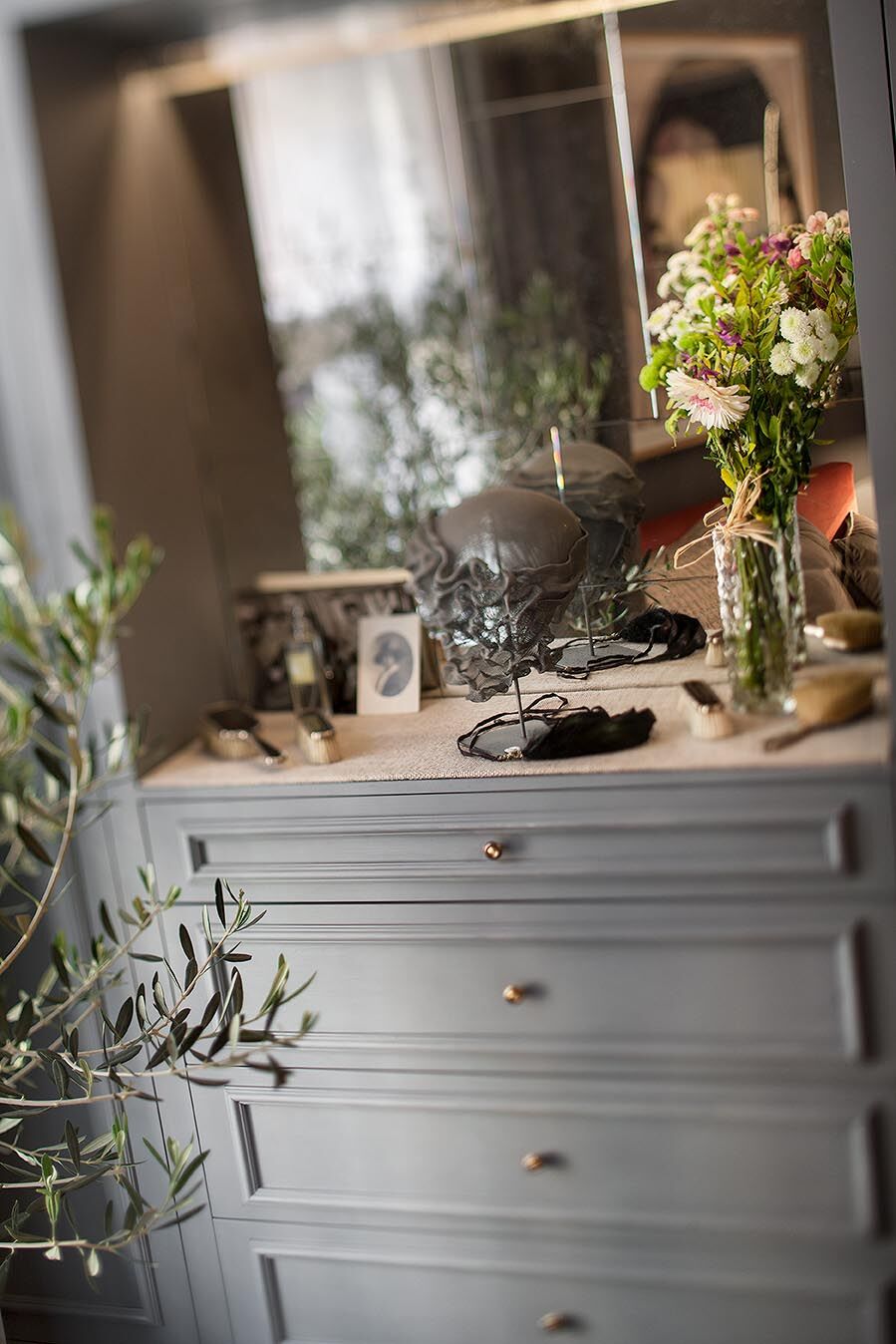 Dormitorio con vestidor de Asun Antó en Casa Decor 2018
