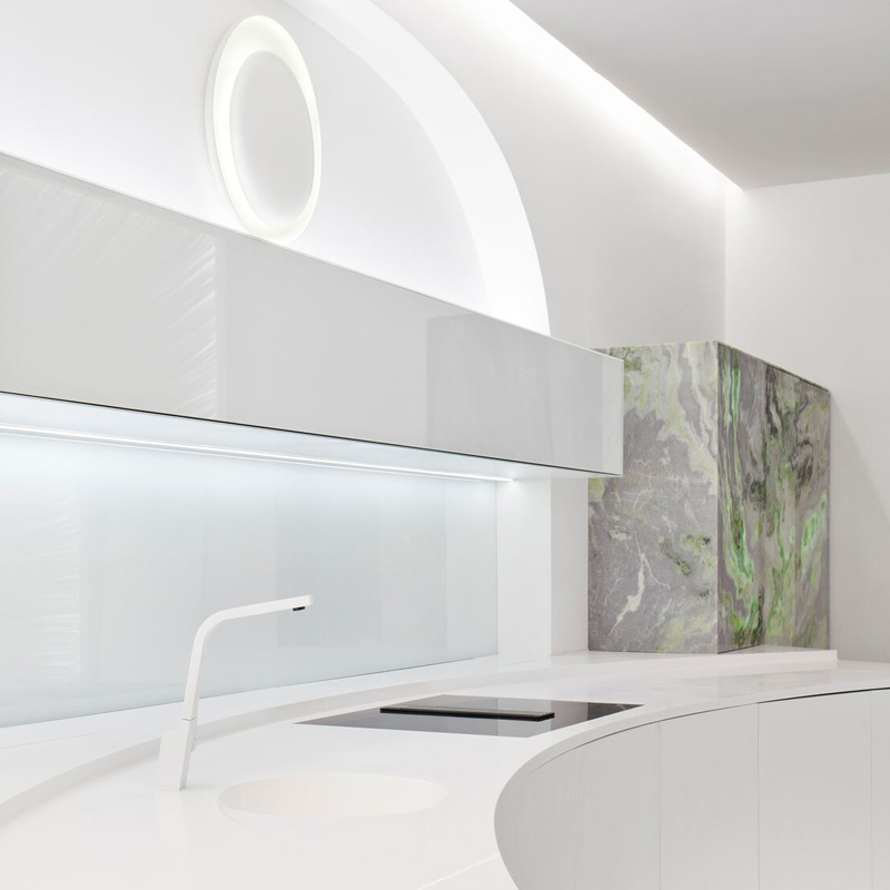 Alacena con puertas de mármol en el espacio de Scenium Cocinas